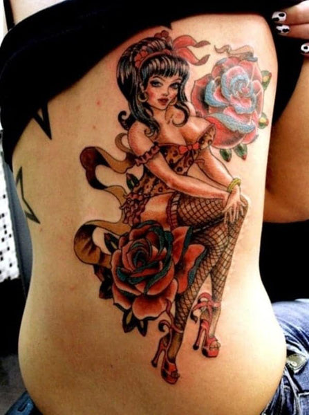 Tatouage rétro femme splendide en bas résille