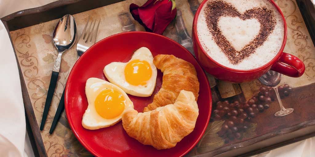 petit dejeuner au lit plateau copieux pour la saint valentin