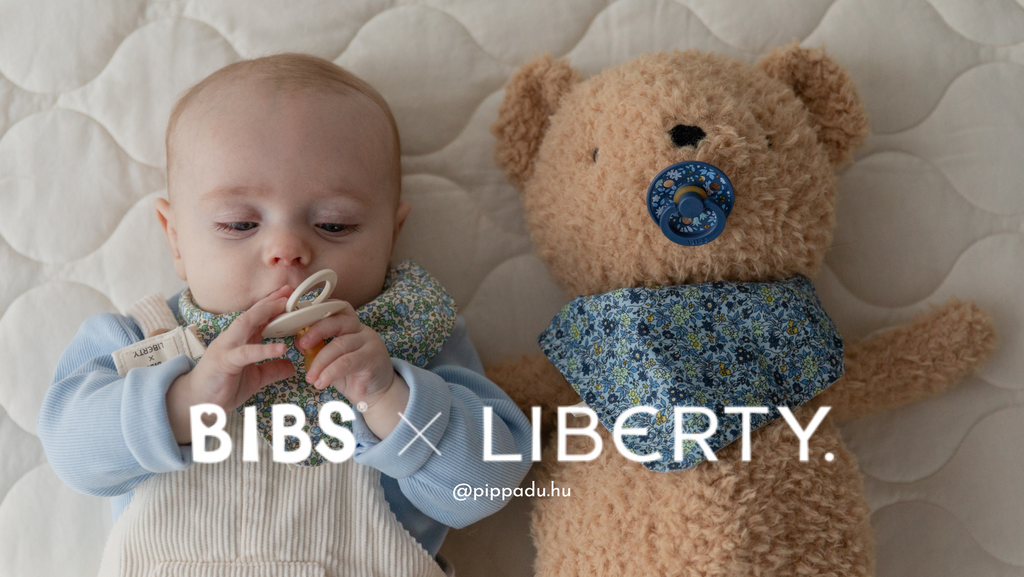 Kisfiú és plüss mackó BIBS X LIBERTY virágmintás babatermékekkel - pippadu