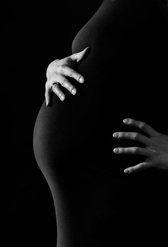 femme enceinte avec belle robe noire