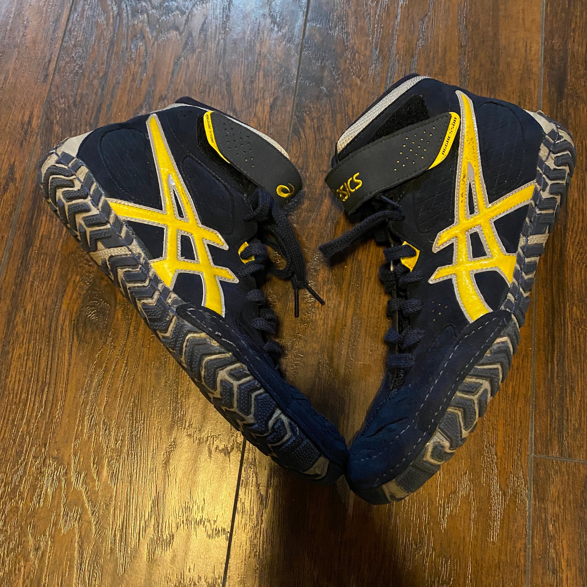 asics aggressor blue and yellow