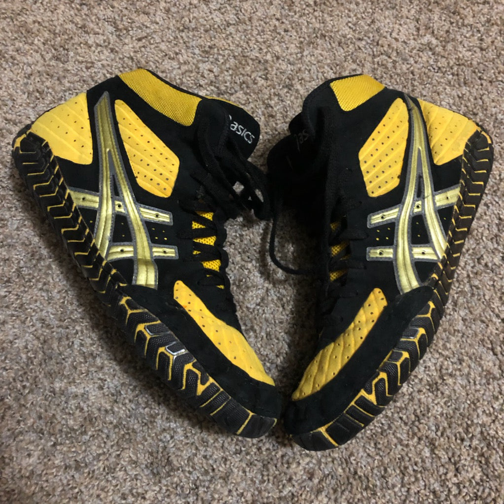 asics aggressor black and yellow