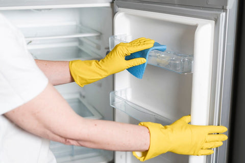 cleaning the fridge with vinegar solution