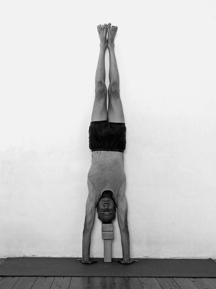 Iyengar Yoga: Classic yoga postures for mind, body and spirit: Smith, Judy:  9781780191195: : Books