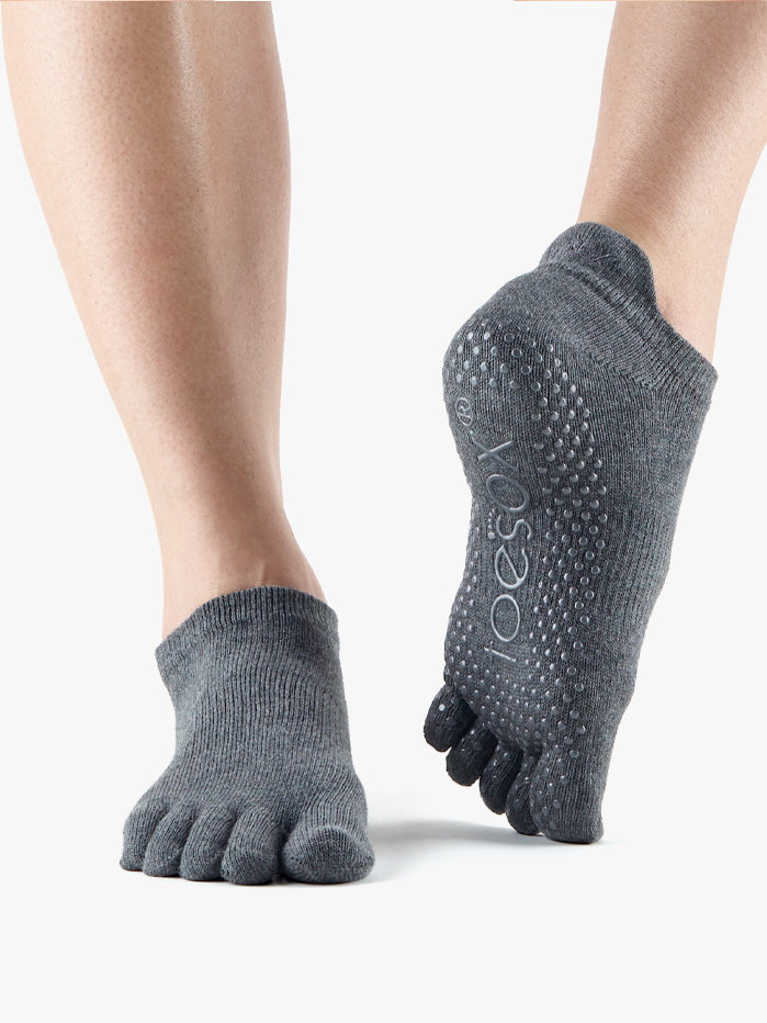 ToeSox Full Toe Luna Grip Socks – 5-Toe Mesh Panel Design, Non-Slip Socks,  Natural Toe Movement, Pilates Socks, Yoga Socks, Toe Socks for Dance, Barre  & Ballet, Black, Small : : Clothing