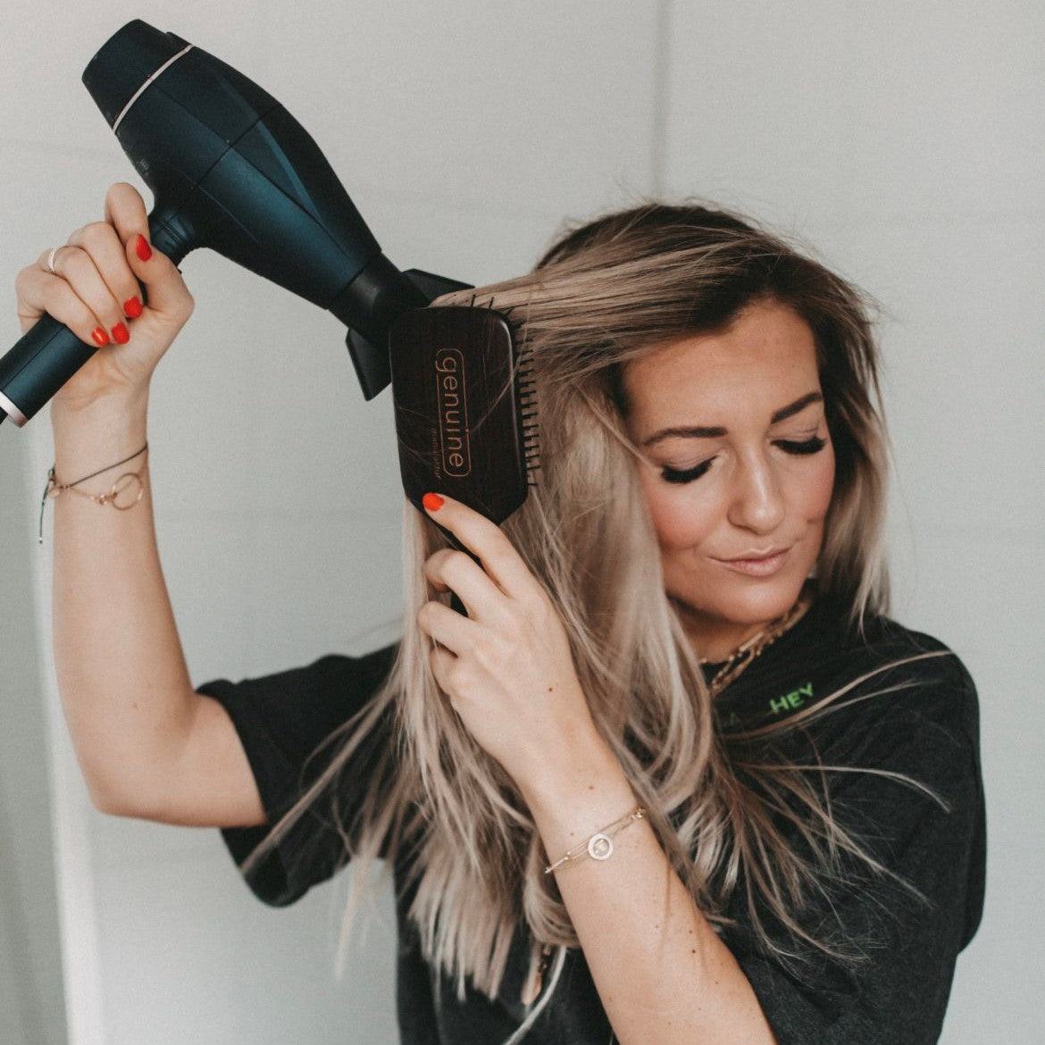 Karo Kauer föhnt ihre Haare mit der Paddle Brush von genuine Haircare