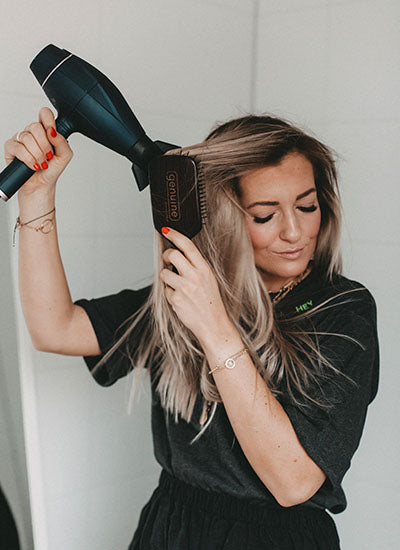 Karo Kauer föhnt ihr Haar mit der Paddle Brush von genuine Haircare