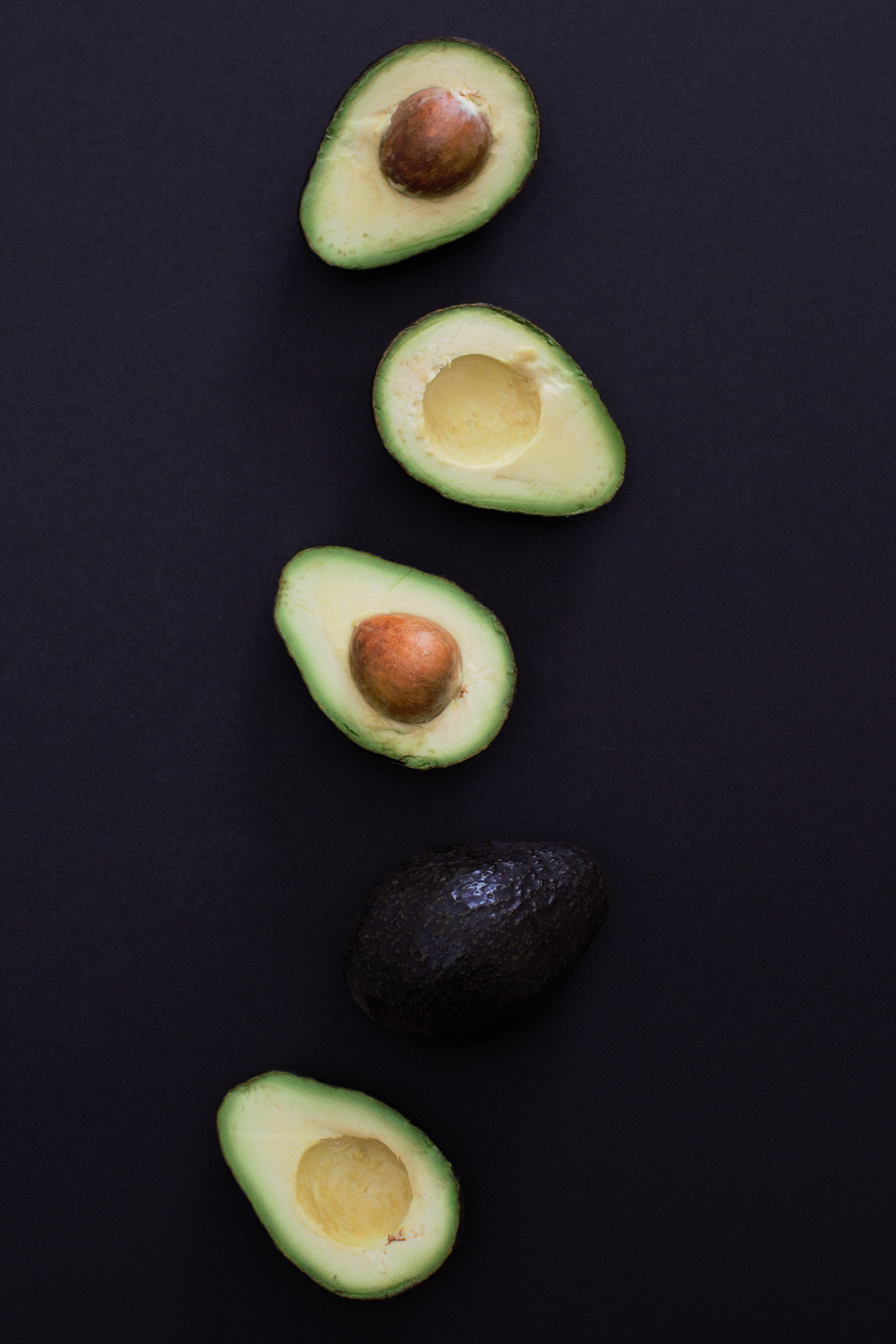 Aufgeschnittene Avocados