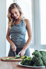 mujer cocinando verduras, platos sanos para una vida saludable