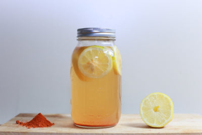 ¿Tomar agua tibia con limón en ayunas es malo?