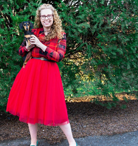 Lovely Karrie Stanfill is wearing a Midi Red Tutu tulle skirt to create this perfect daytime look. Karrie is ready for a day at work or a lunch with her girlfriends and will look fashionable the whole day with this midi skirt