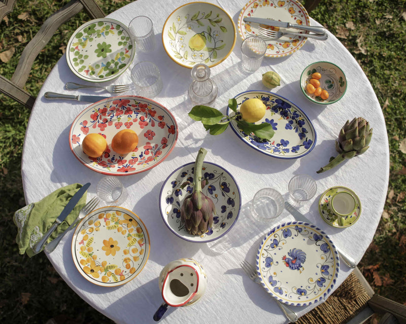 Table colorée avec de la vaisselle en céramique italienne