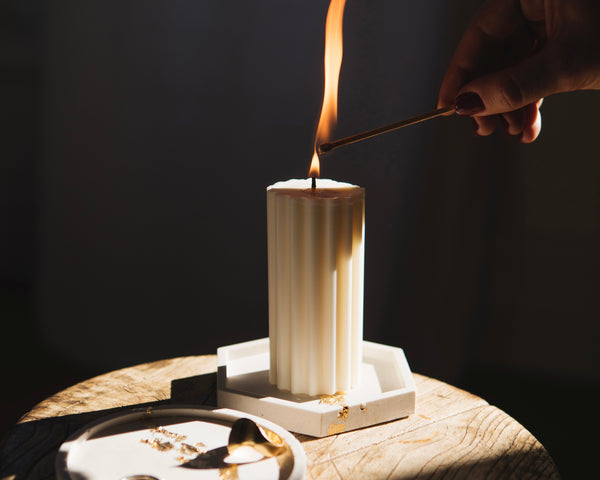 Bougie en cire naturelle blanche avec flamme