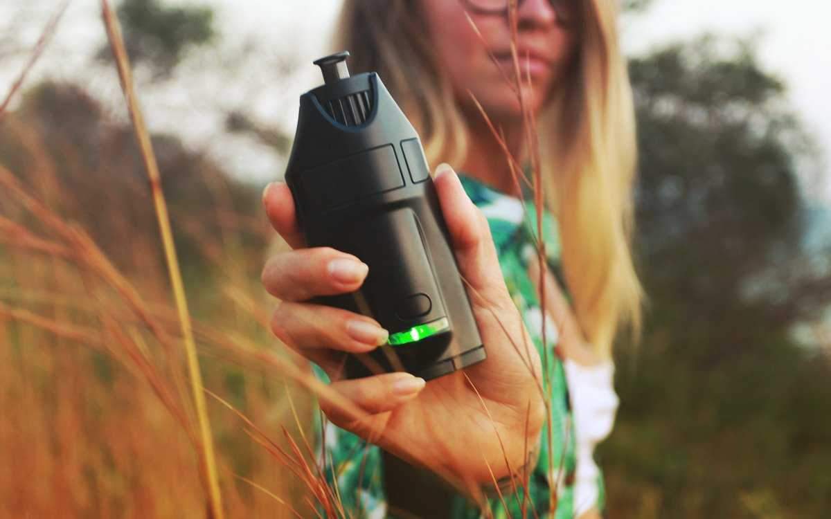 Ghost Vaporizer in Hand von Frau