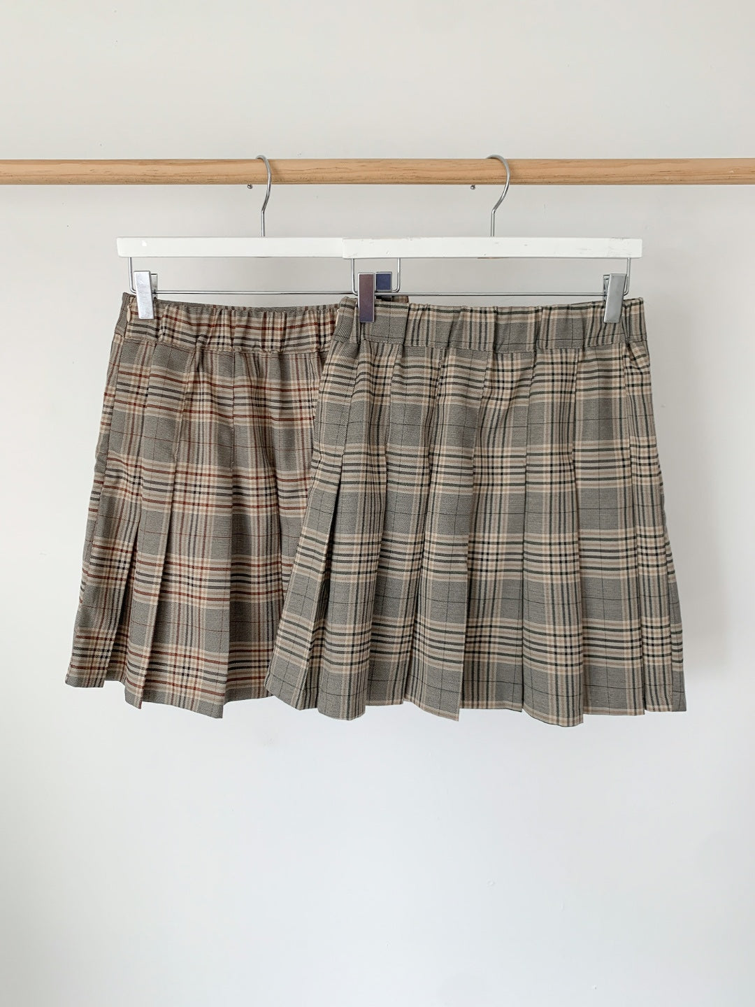 Pleat Detail Check Skirt – https://kanzi.com.au