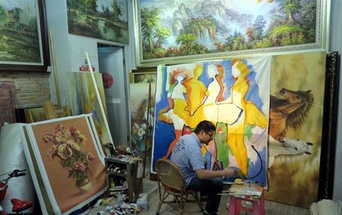 Artista de Kuadros en su Taller