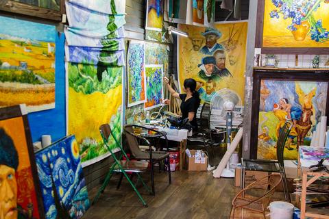 Artist from Kuadros painting in his studio