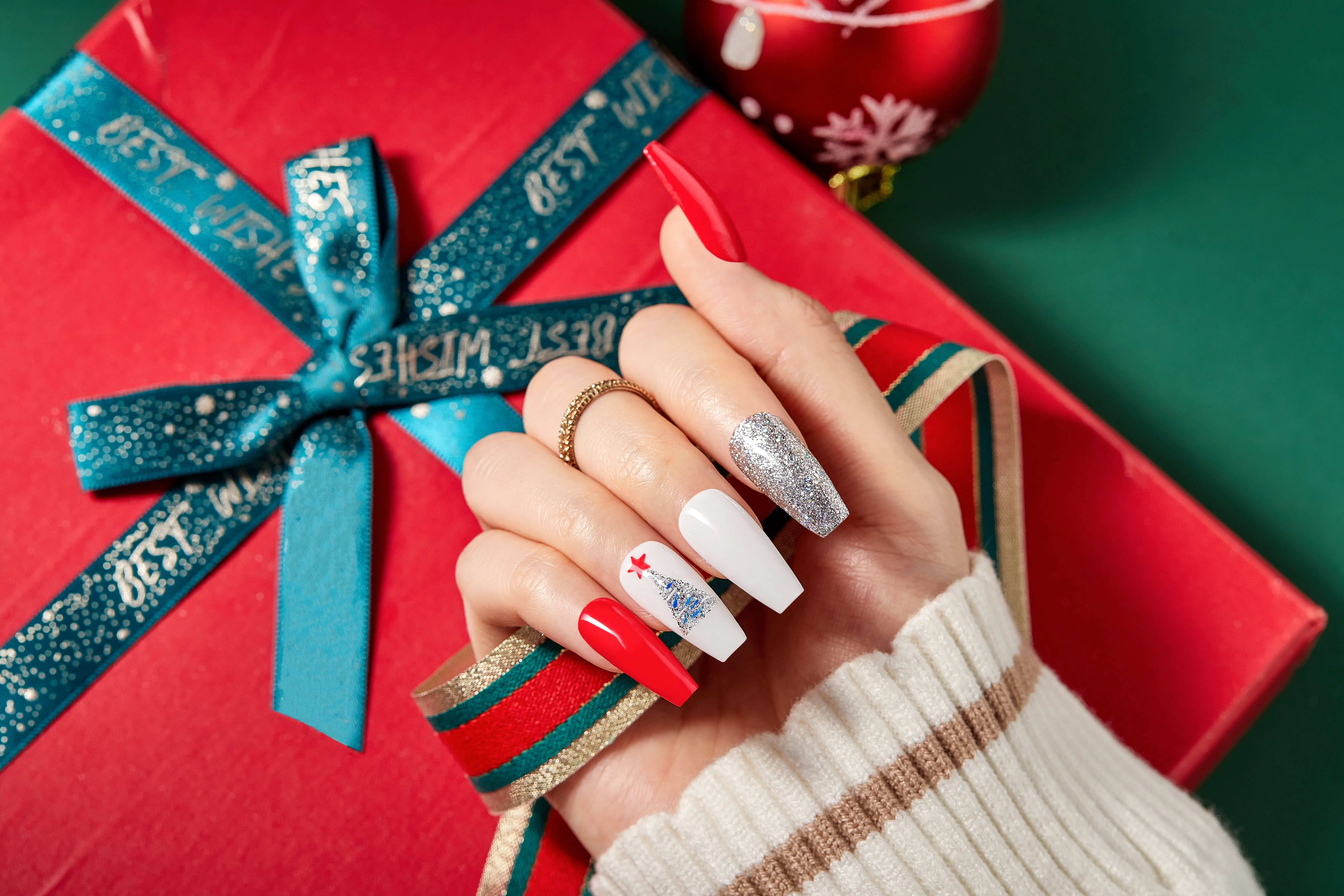 Fresh Christmas Nail Ideas For 2022-2023