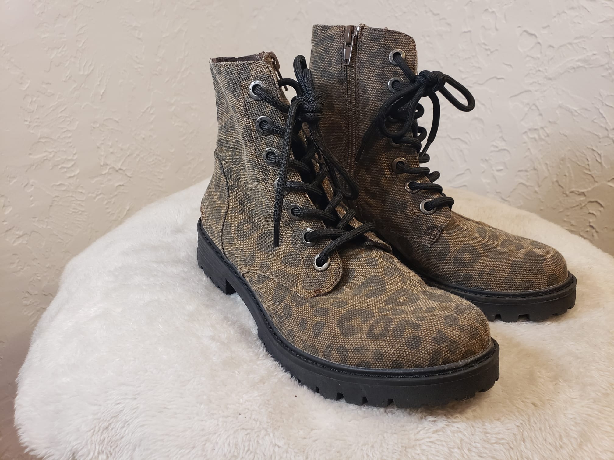 combat boots size 7