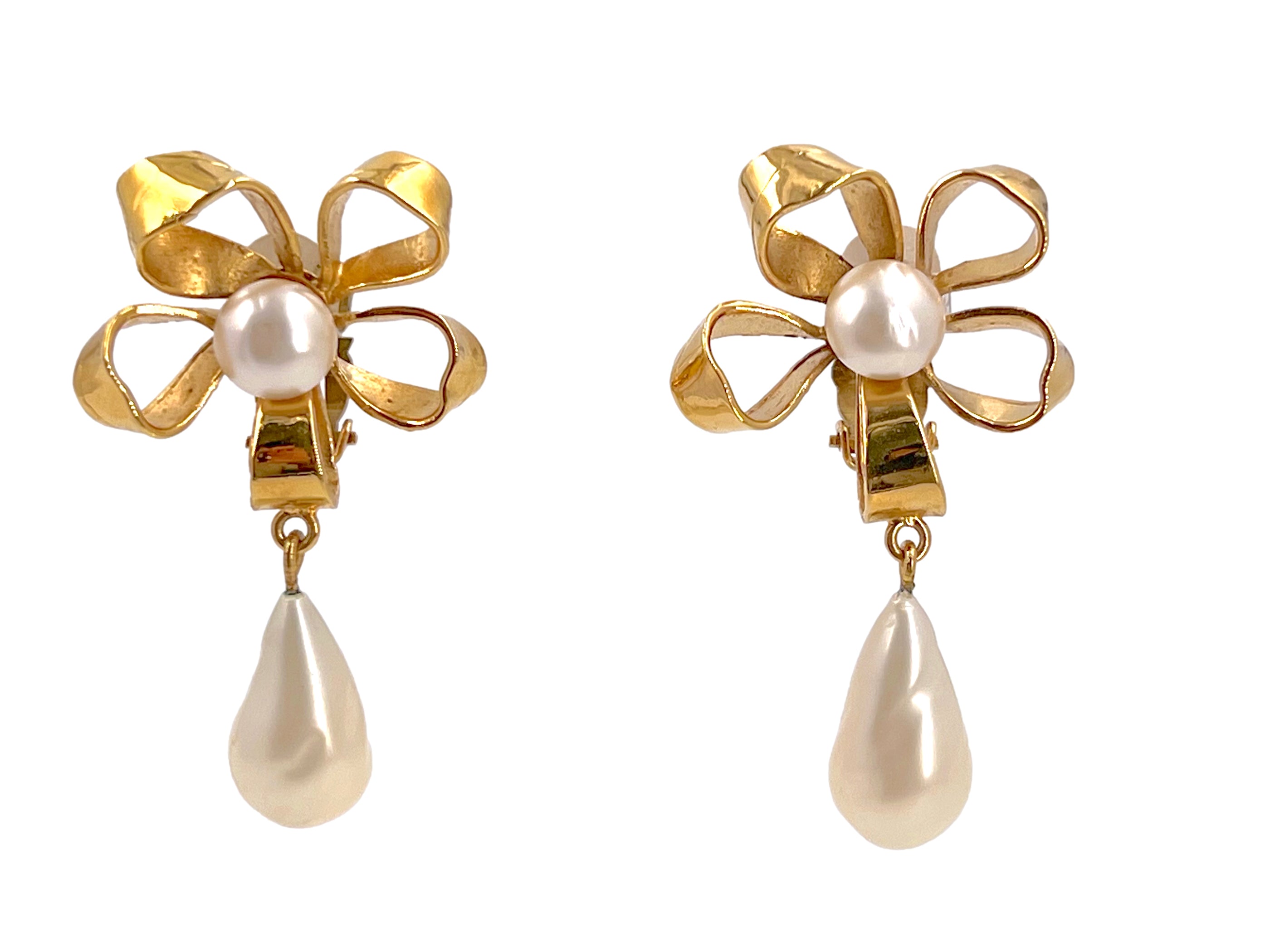 Chanel Vintage 1980s Large Flower Pearl Drop Earrings – Boutique Patina