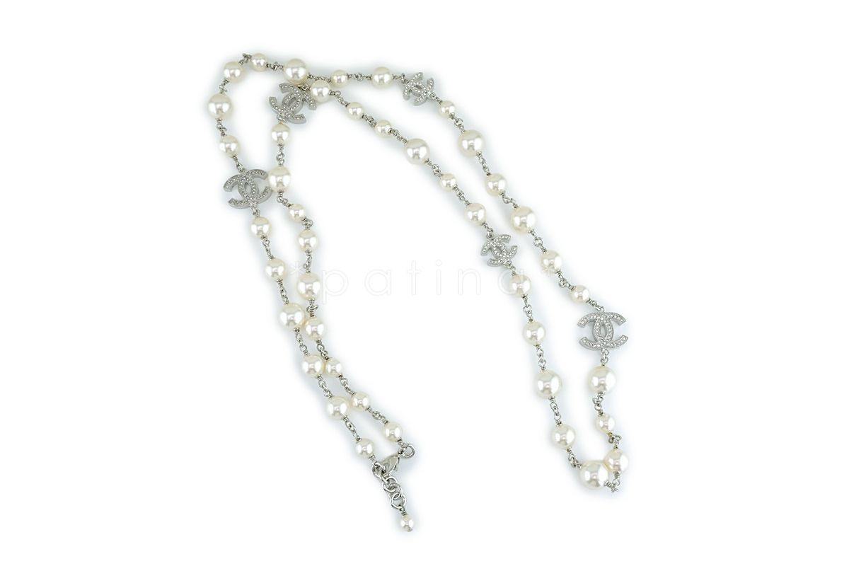 chanel pearl necklace black white