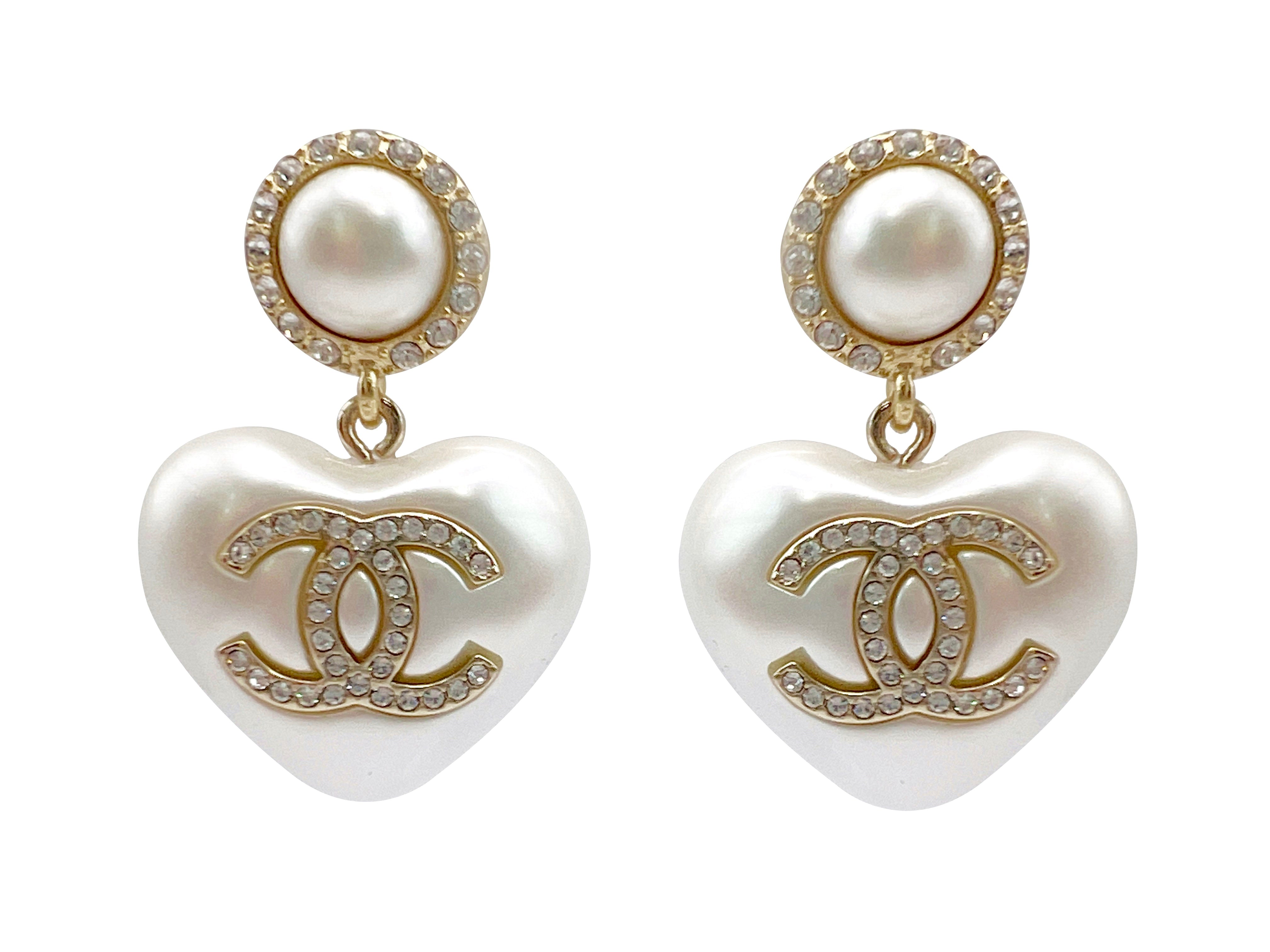 Chanel 21A Pearl Crystal CC Heart Drop Earrings Coco Neige – Boutique Patina