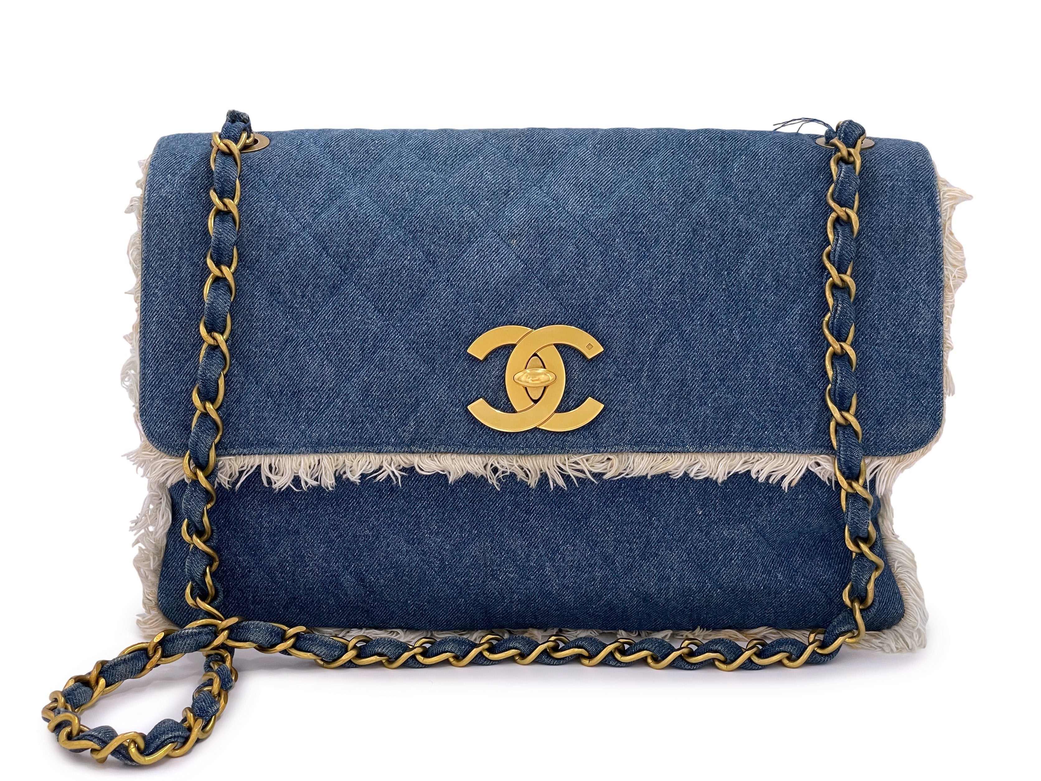 CHANEL Bag in Blue Denim Fabric with Beige Stitching - VALOIS VINTAGE PARIS