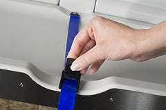 Station à langer commerciale en acier inoxydable encastrée horizontale de Foundations - La ceinture de sécurité composite est facile à nettoyer et réglable d'une seule main