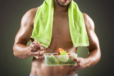 Athlet isst einen Salat