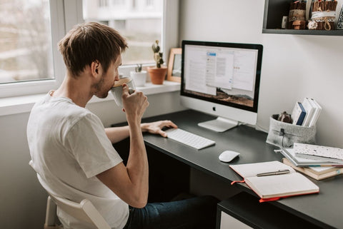 télétravail devant le bureau homme