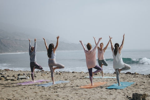 yogamatte reinigen nach yoga am strand