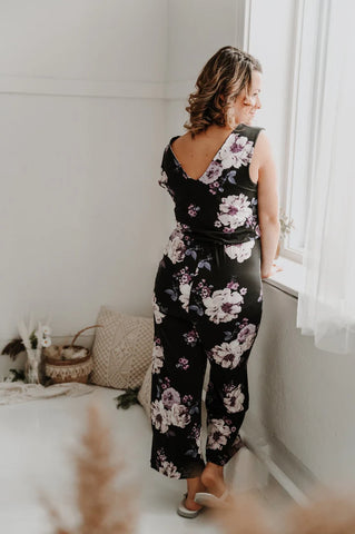 Jumpsuit Mary à jambe évasée fleuri mauve pour femme avec poches latérales et élastique à la taille.