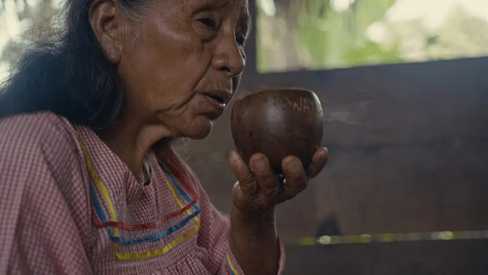 Ureinwohnerin die einen Zeremonie Kakao trinkt