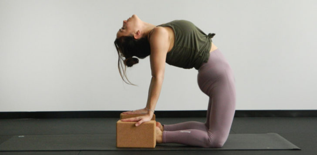 posture yoga chameau avec brique