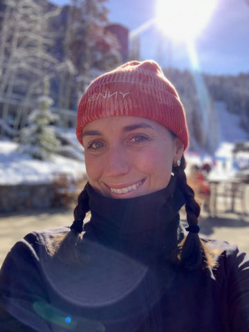 Annie wearing the Alex LENNY beanie in tahoe