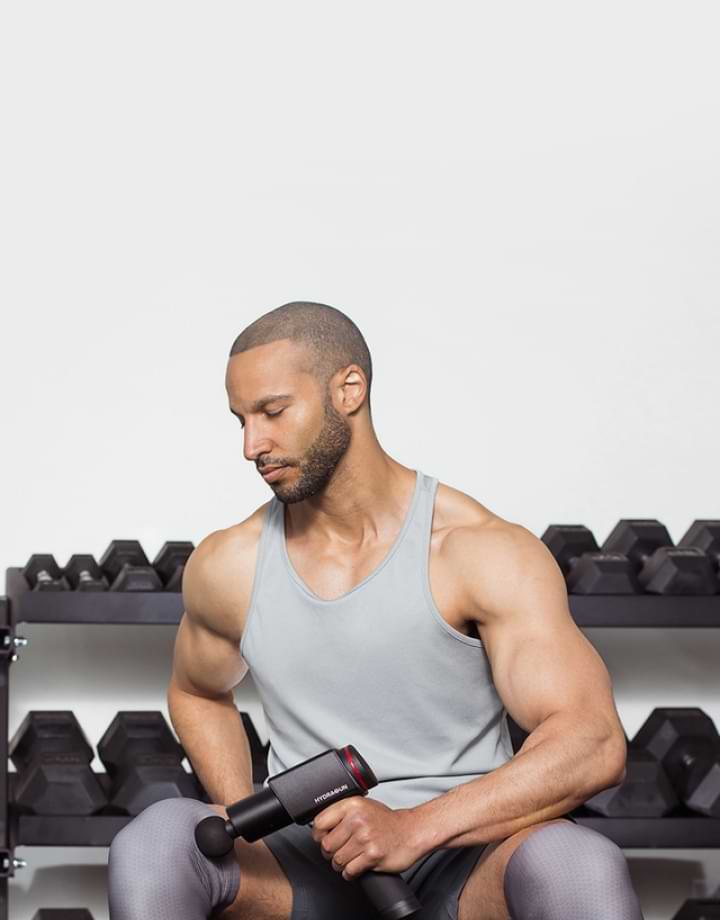 Man using 하이드라건 마사지건 and Thermosleeve