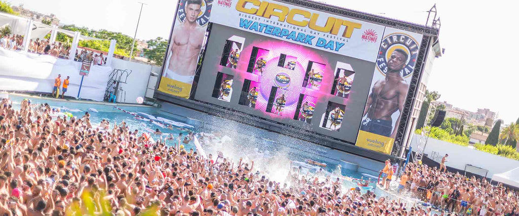 Les gars s'amusent à barboter et à danser dans la grande piscine du parc aquatique Illa Fantasia