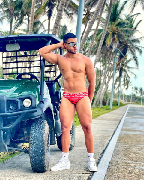 Speedo Selfies By the Beach – GARÇON