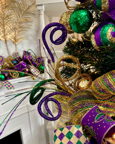 Mardi Gras Tree  Mardi gras decorations, Mardi gras wreath, Mardi gras