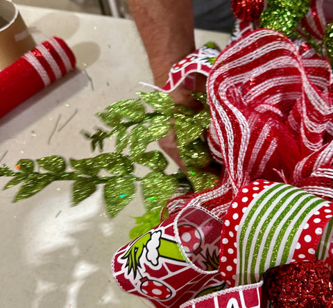 DIY Stink, Stank, Stunk Christmas Mesh Wreath – Ellis Home & Garden