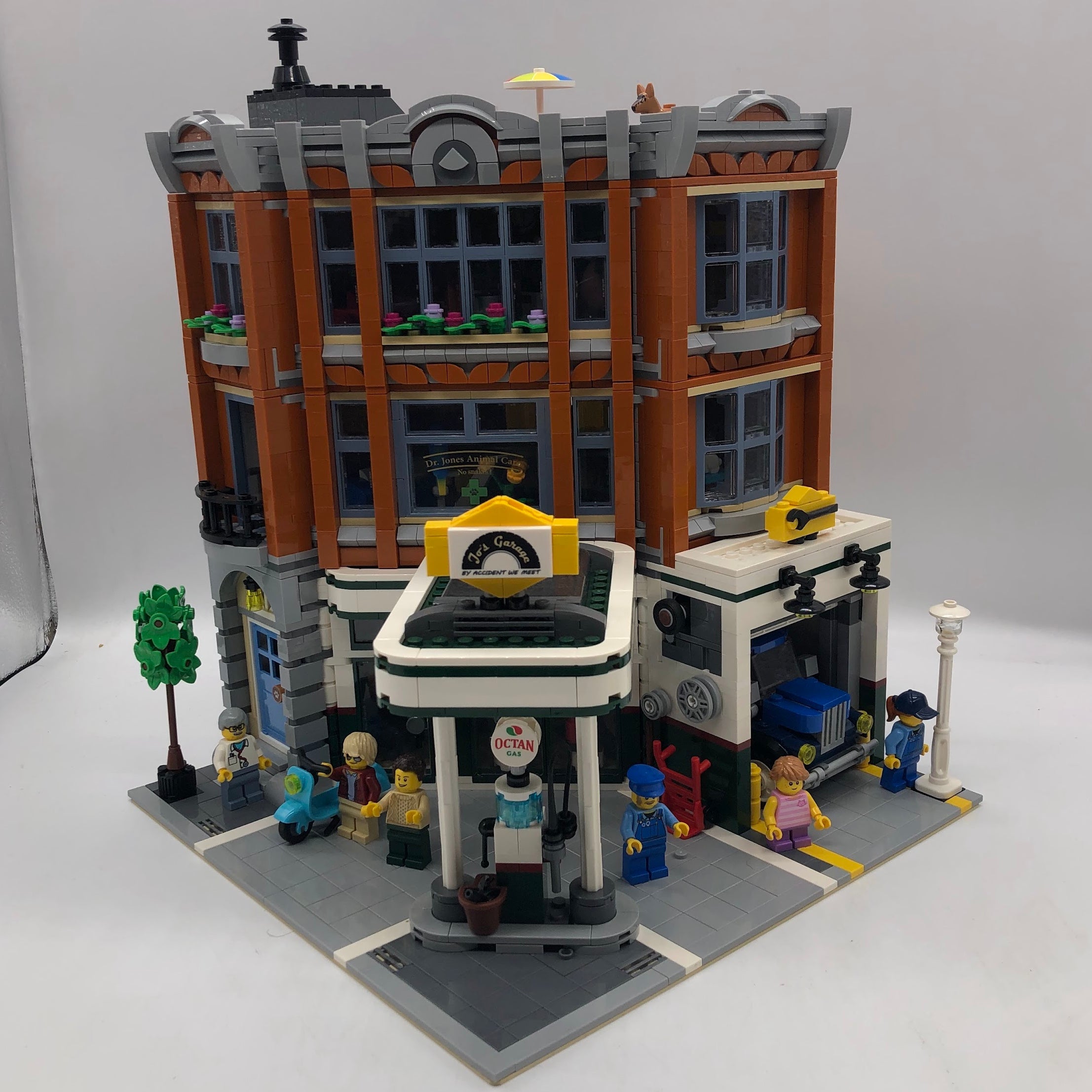 10264 Corner Garage [Used, Exclusive, Retired]