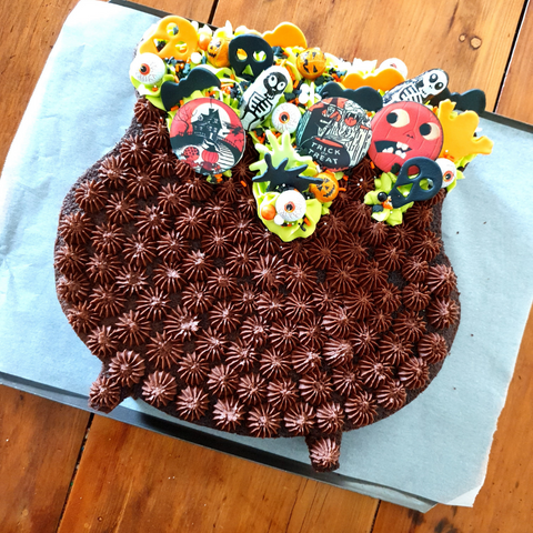 Image of completed cauldron cake