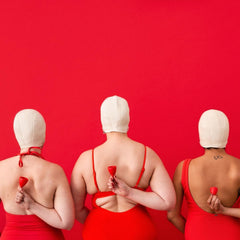 3 WOMEN IN RED SWIMSUIT תחתוני מחזור וגביעוניות