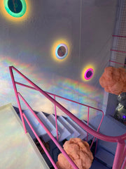 מדרגות סגולות עם עננים וורודים בחנות יד שנייה שמוכר גביעוניות ודיסק לווסת 
