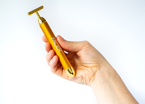 24k gold roller de FACER Facial Fitness- el skincare tool ideal para la piel.