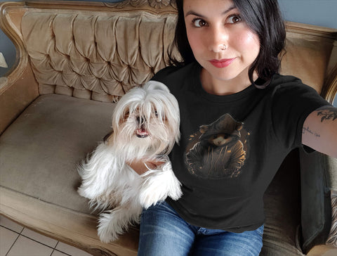 hübsche frau mit hooded animals t-shirt mit ihrem hund