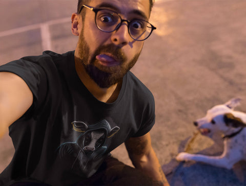 selfie eines typen der hooded animals t-shirt mit seinem hund trägt