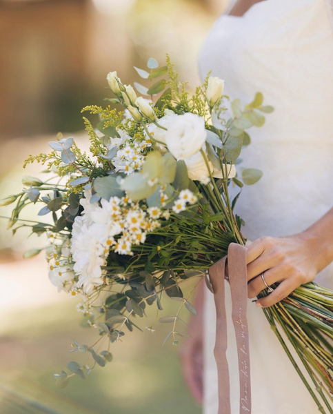 elegant white bridal bouquet idea