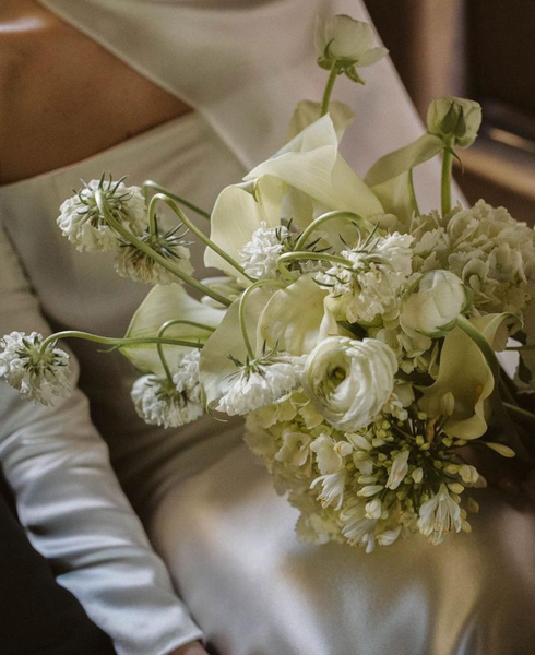 different bridal bouquet idea