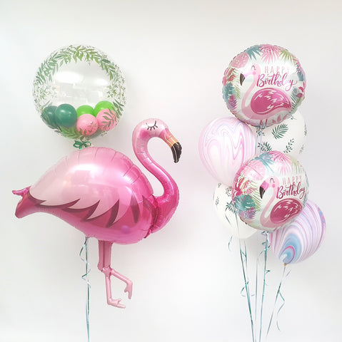 Kit de globos para fiesta infantil con un flamenco inflable y varios globos rosados redondos